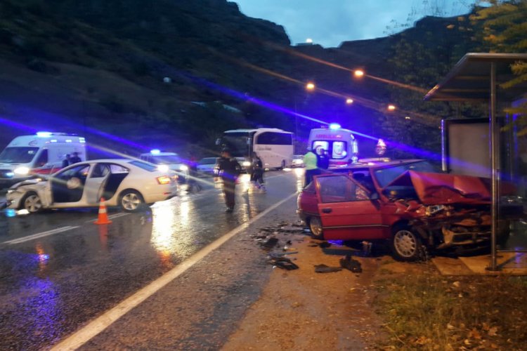 G&uuml;m&uuml;şhane'de trafik kazası: 2 yaralı