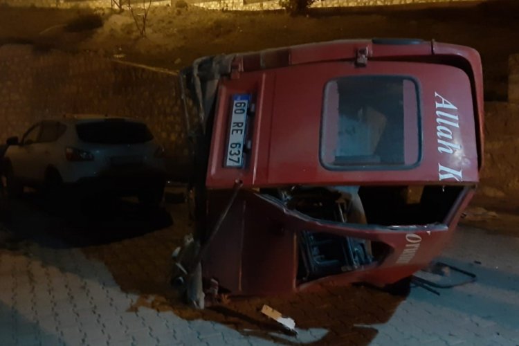 Tokat'ta minib&uuml;s şarampole devrildi: 2 yaralı