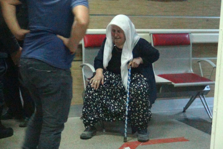 Silahla yaralanan oğlu ve torununu sedyede g&ouml;r&uuml;nce ağladı
