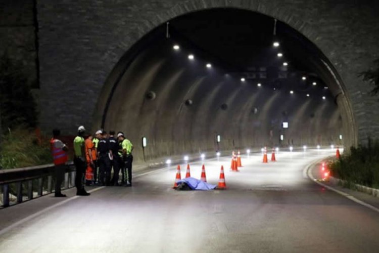 Alkoll&uuml; motosiklet s&uuml;r&uuml;c&uuml;s&uuml; yayaya &ccedil;arptı: 1 &ouml;l&uuml;, 1 yaralı