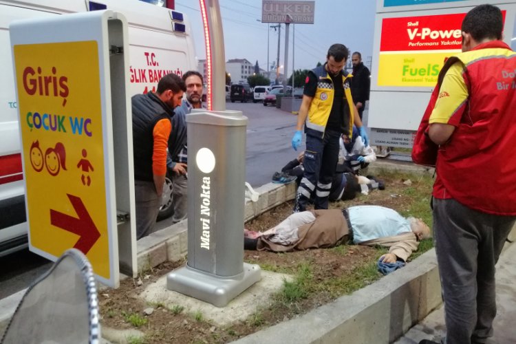 Direksiyon başında uyuyakalınca 2 kişiye &ccedil;arptı