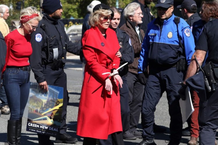 Oscar'lı oyuncu Jane Fonda: Plastik kelep&ccedil;e daha &ccedil;ok acıtıyor