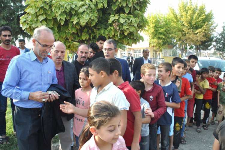 Şehit babaları sınırdaki &ccedil;ocuklara har&ccedil;lık dağıttı