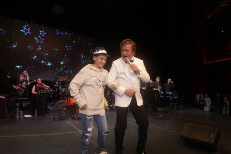 Erol Evgin torunuyla sahnede