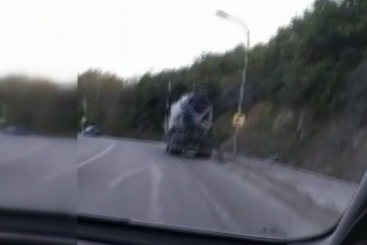 Seyir halindeki beton mikseri beton d&ouml;ke d&ouml;ke ilerledi