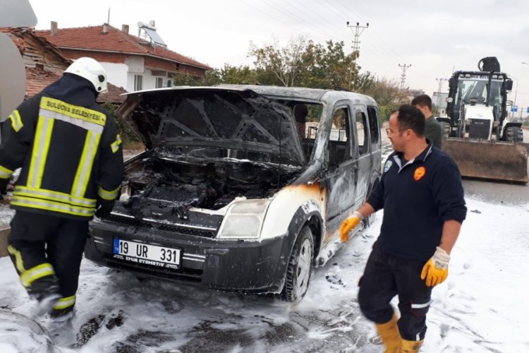 Seyir halindeki ara&ccedil; alev alev yandı