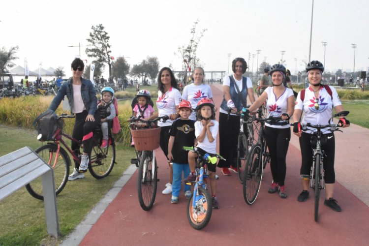 Pedallarını &ccedil;ocuklarıyla birlikte &ccedil;eviriyorlar