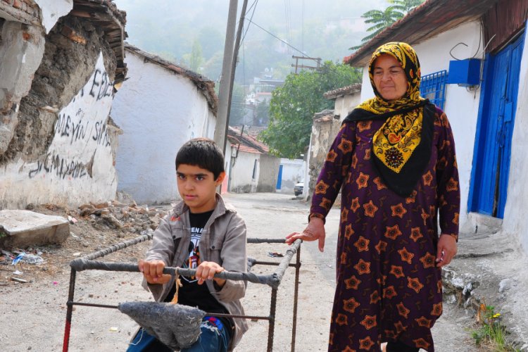 Fel&ccedil;li &ccedil;ocuk inşaat demirleriyle hayata tutundu