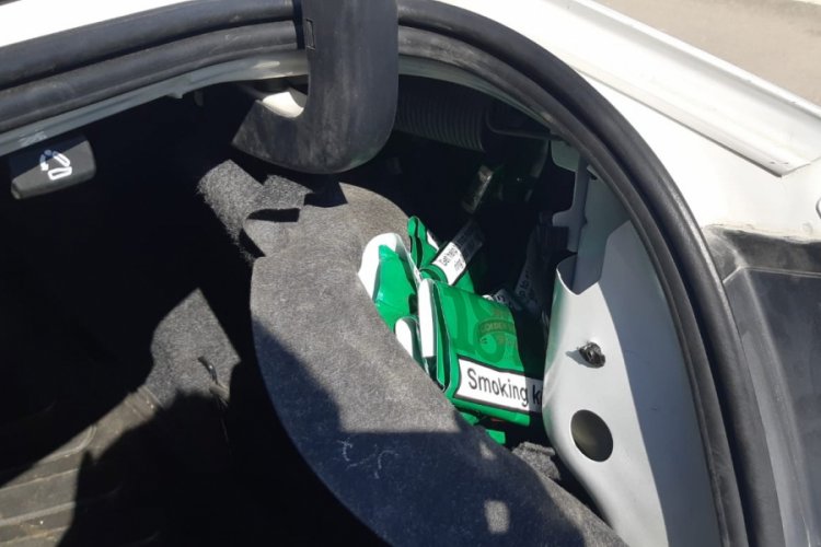 L&uuml;ks otomobilden ka&ccedil;ak sigara &ccedil;ıktı