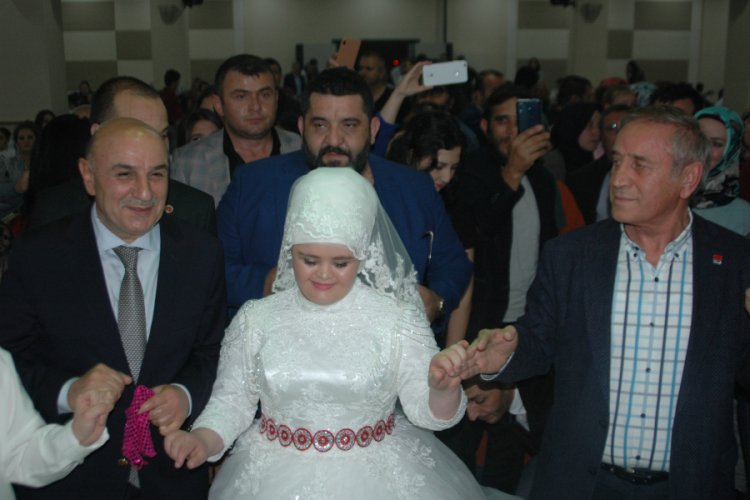 Down sendromlu Rabia'ya telli duvaklı d&uuml;ğ&uuml;n