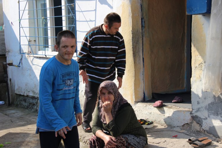 Zihinsel engelli 2 &ccedil;ocuk annesi, harabe evde yaşam savaşı veriyor