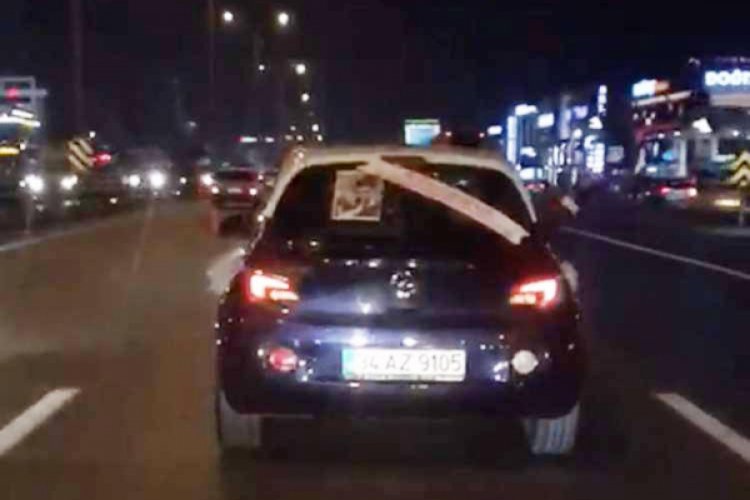 Boşandı, otomobilini s&uuml;sletip tur attı