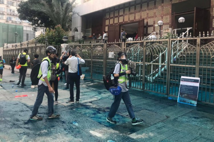 Hong Konglu yetkililer, protestolarda zarar g&ouml;ren camiyi ziyaret etti