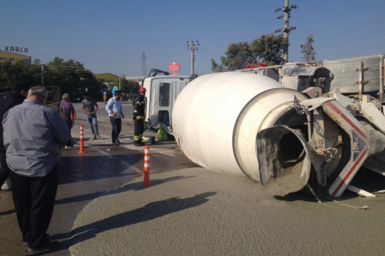 Kamyona &ccedil;arpan beton mikseri devrildi: 1 yaralı