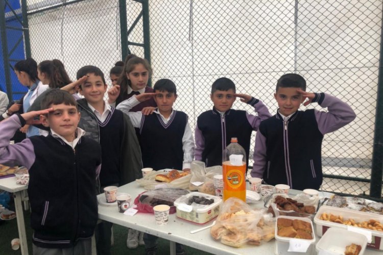 Şehit okulundan Mehmet&ccedil;iğe asker selamı