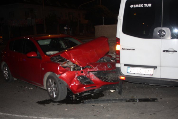 Tur minib&uuml;s&uuml;yle otomobil &ccedil;arpıştı: Yaralılar var