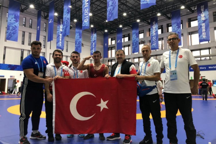 Milli g&uuml;reş&ccedil;i Selahattin Kılı&ccedil;sallayan'dan bronz madalya