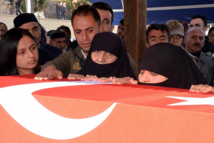 Şehit askeri 20 bin kişi son yolculuğuna uğurladı