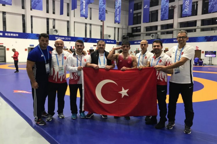 Milli g&uuml;reş&ccedil;i Soner Demirtaş'tan bronz madalya