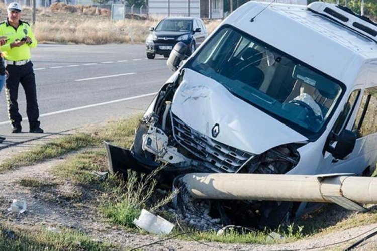 Ankara'da servis minib&uuml;s&uuml; devrildi: &Ccedil;ok sayıda yaralı var