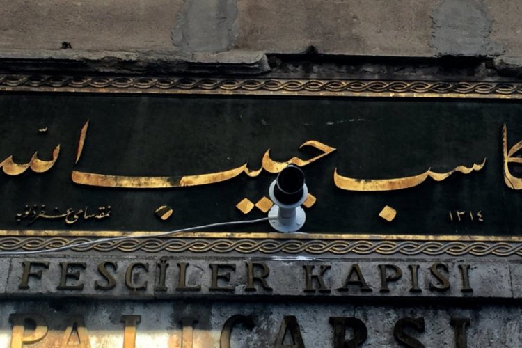 Tarihi kitabeye matkaplı darbe