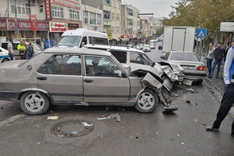 Kazada savrulan ara&ccedil; başka bir otomobile &ccedil;arptı