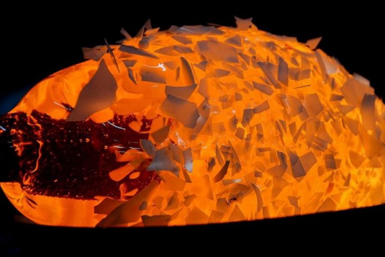 Bin 200 derecelik sıcaklıkta hayal g&uuml;c&uuml;n&uuml; cama yansıtıyor