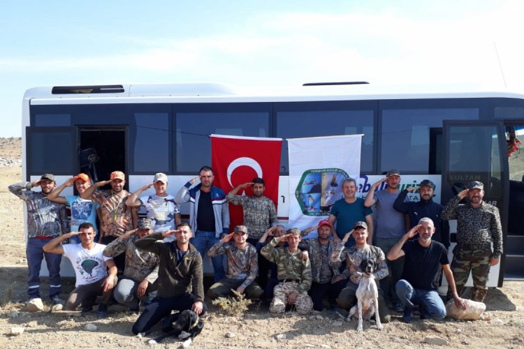 Bursa'da avcılardan Mehmet&ccedil;iğe tam destek