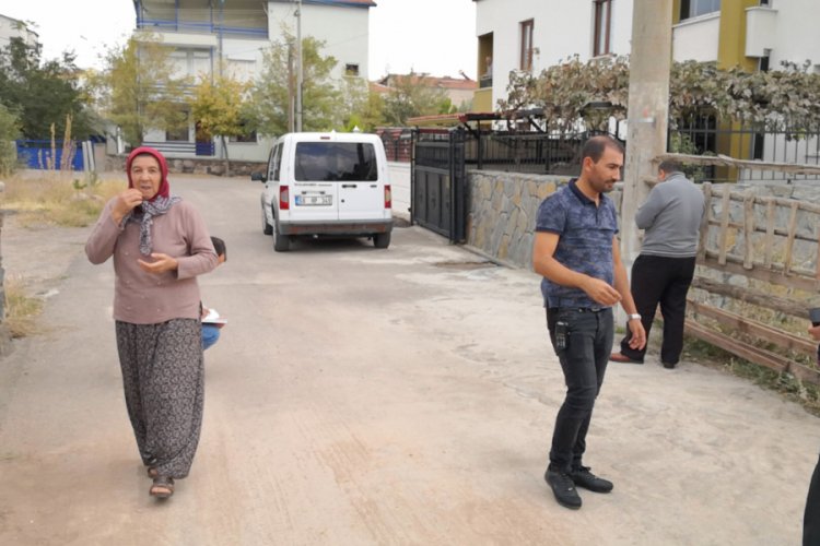 20 yıl &ouml;nce elleriyle dokuduğu halısı &ccedil;alındı