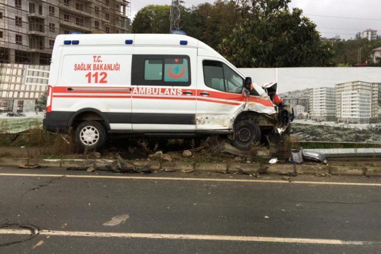 Ambulans ile kamyonet &ccedil;arpıştı: 4 yaralı