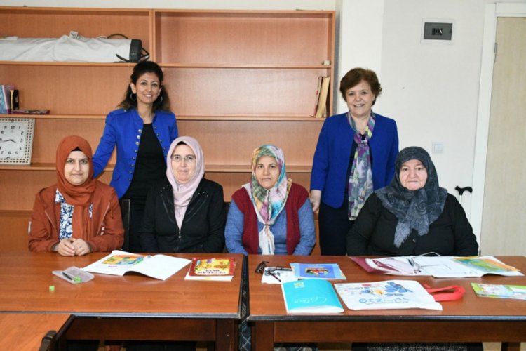 Okuma-yazma kursiyerlerine hediye