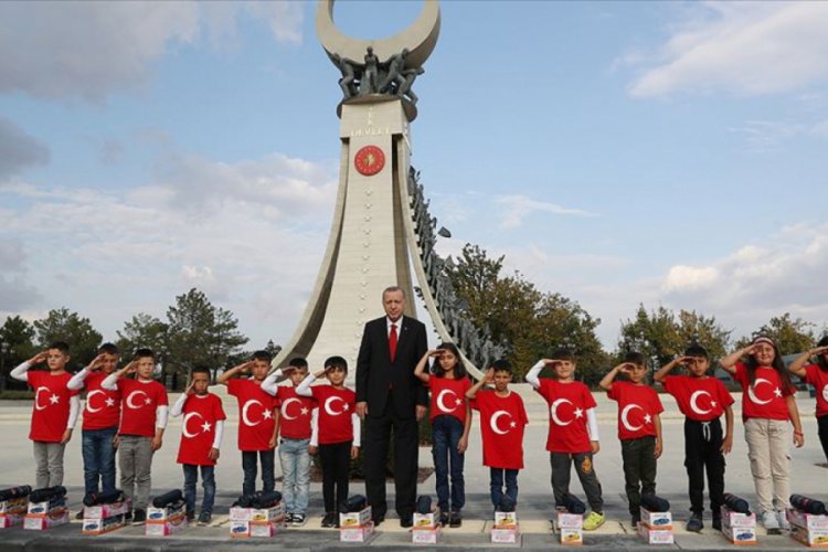 &Ouml;ğrenciler Cumhurbaşkanı Erdoğan'ı asker selamıyla karşıladı