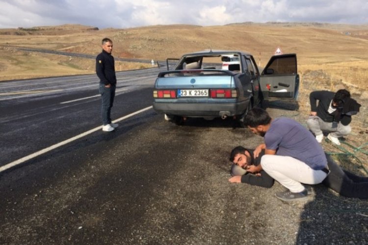 Servis minib&uuml;s&uuml; ile otomobil &ccedil;arpıştı