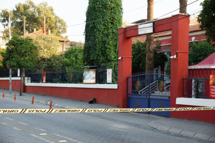 Askeri bina &ouml;n&uuml;nde bomba paniği