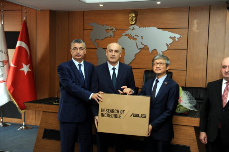 Tayvan Ankara B&uuml;y&uuml;kel&ccedil;isi'nden Kahramanmaraş'a 55 bilgisayar