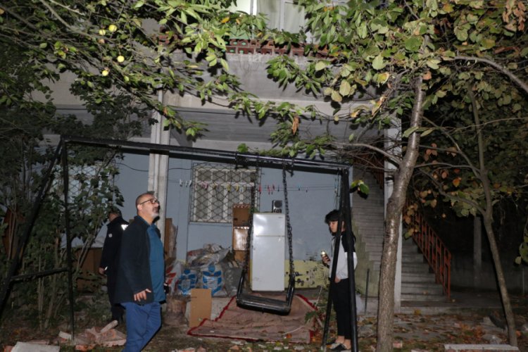 Halı silkeleyen karı koca balkondan d&uuml;şt&uuml;