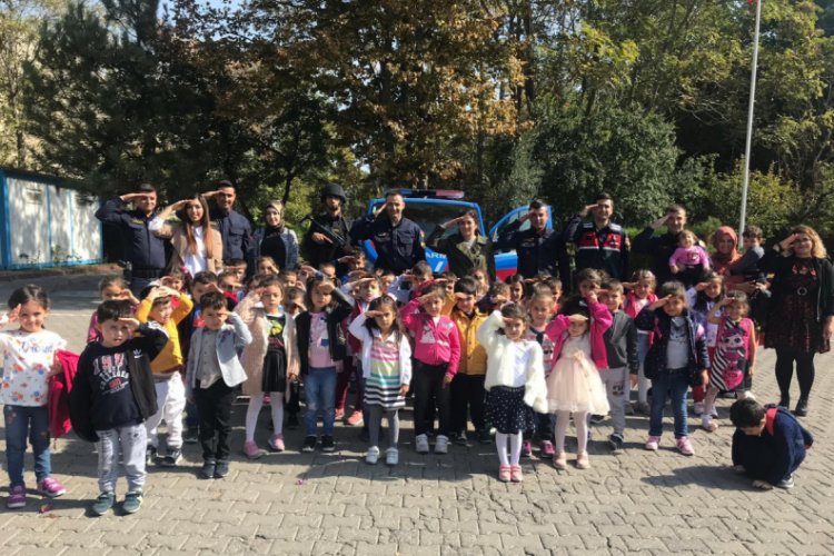 Anaokulu &ouml;ğrencilerinden asker selamı