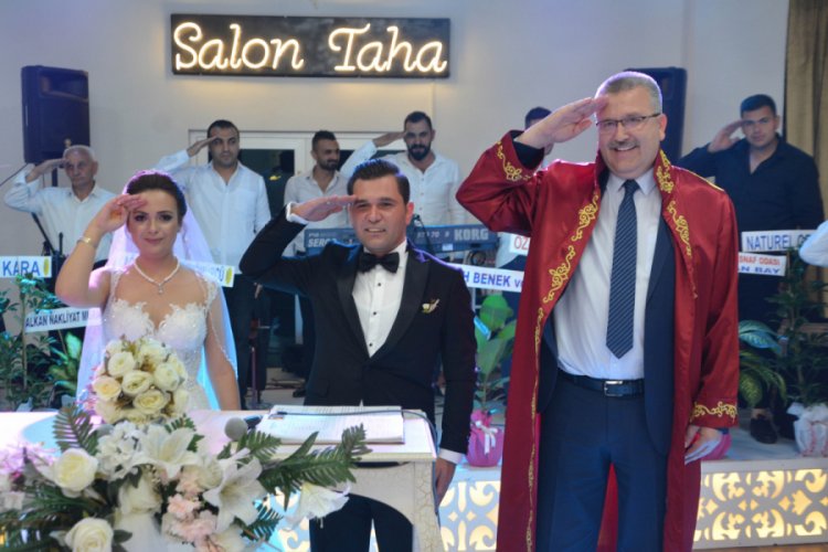 Bursa'da gelin ve damattan asker selamı