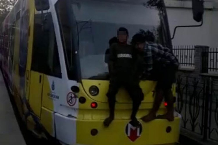 Tramvaya asılan &ccedil;ocukların tehlikeli yolculuğu