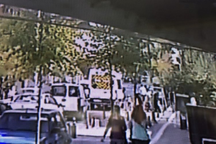 Annesinin elinden yola fırlayan minik kızın feci sonu kameraya yansıdı
