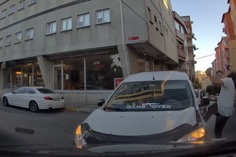 İki ara&ccedil; kafa kafaya &ccedil;arpışınca s&uuml;r&uuml;c&uuml;lerden biri aracını tekmeledi