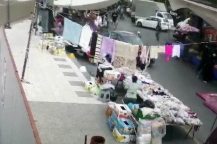 Fren yerine gaza basan s&uuml;r&uuml;c&uuml; otomobiliyle pazara daldı