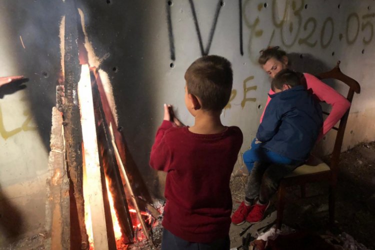 Kirasını &ouml;deyemeyen 2 &ccedil;ocuklu aile sokakta kaldı