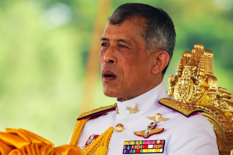 Tayland Kralı, metresinin r&uuml;tbesini elinden aldı