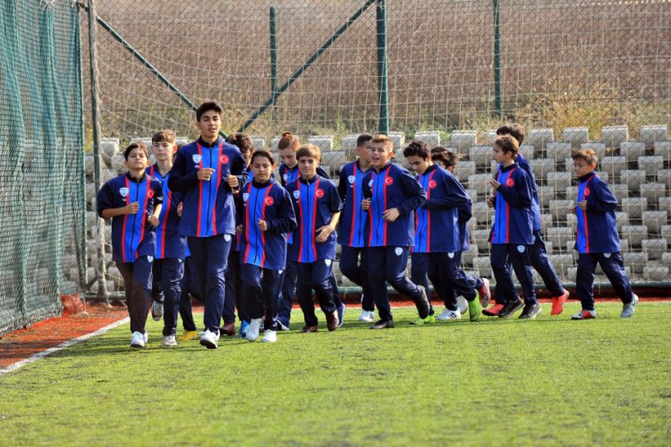 Bursa'nın yetenekli top&ccedil;ularına Barcelona'dan ikinci davet geldi