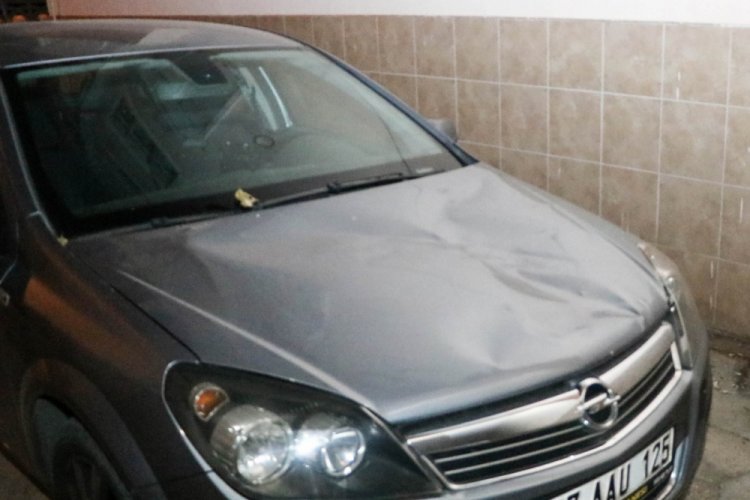 Balkondan park halindeki otomobilin &uuml;zerine d&uuml;şt&uuml;
