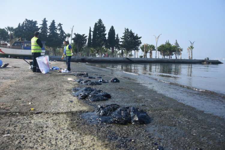 Aliağa'da gemiden sızan petrol nedeniyle balık&ccedil;ılar ve halk uyarıldı