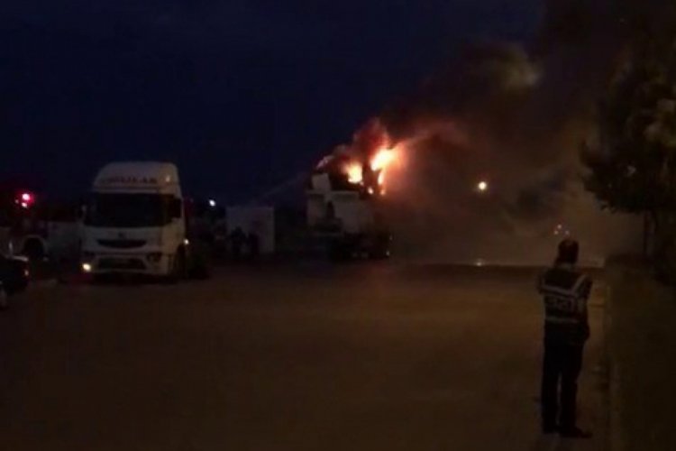Tırın dorsesi alev alev yandı