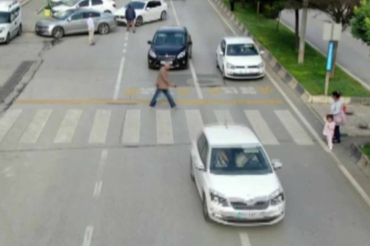 Yayalara yol vermeyen ara&ccedil;lara drone'lu denetim