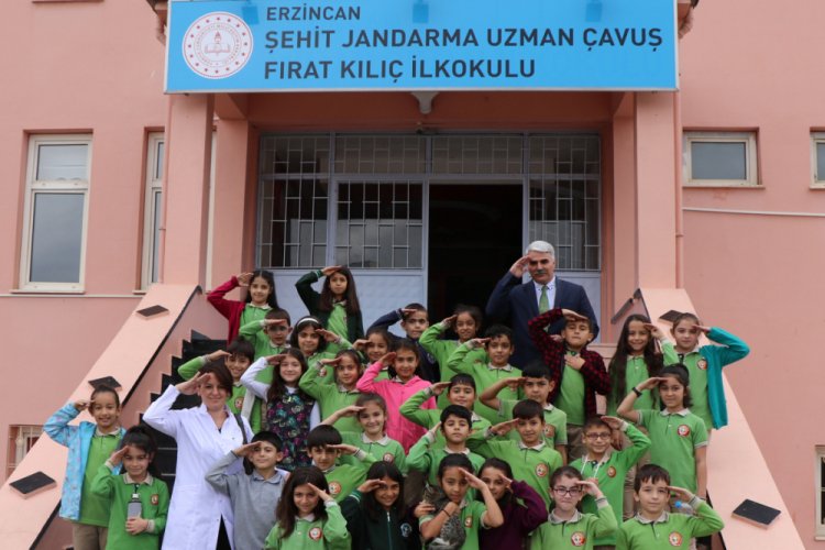 &Ouml;ğrencilerinden Mehmet&ccedil;iğe selam